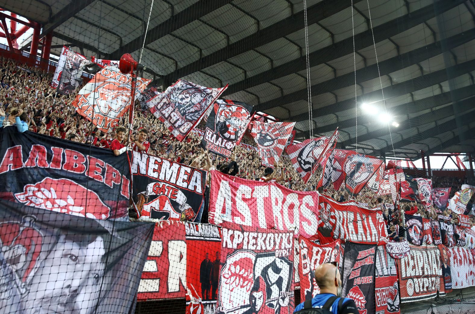 Ολυμπιακός: Κατάμεστο το Καραϊσκάκη για τη φιέστα