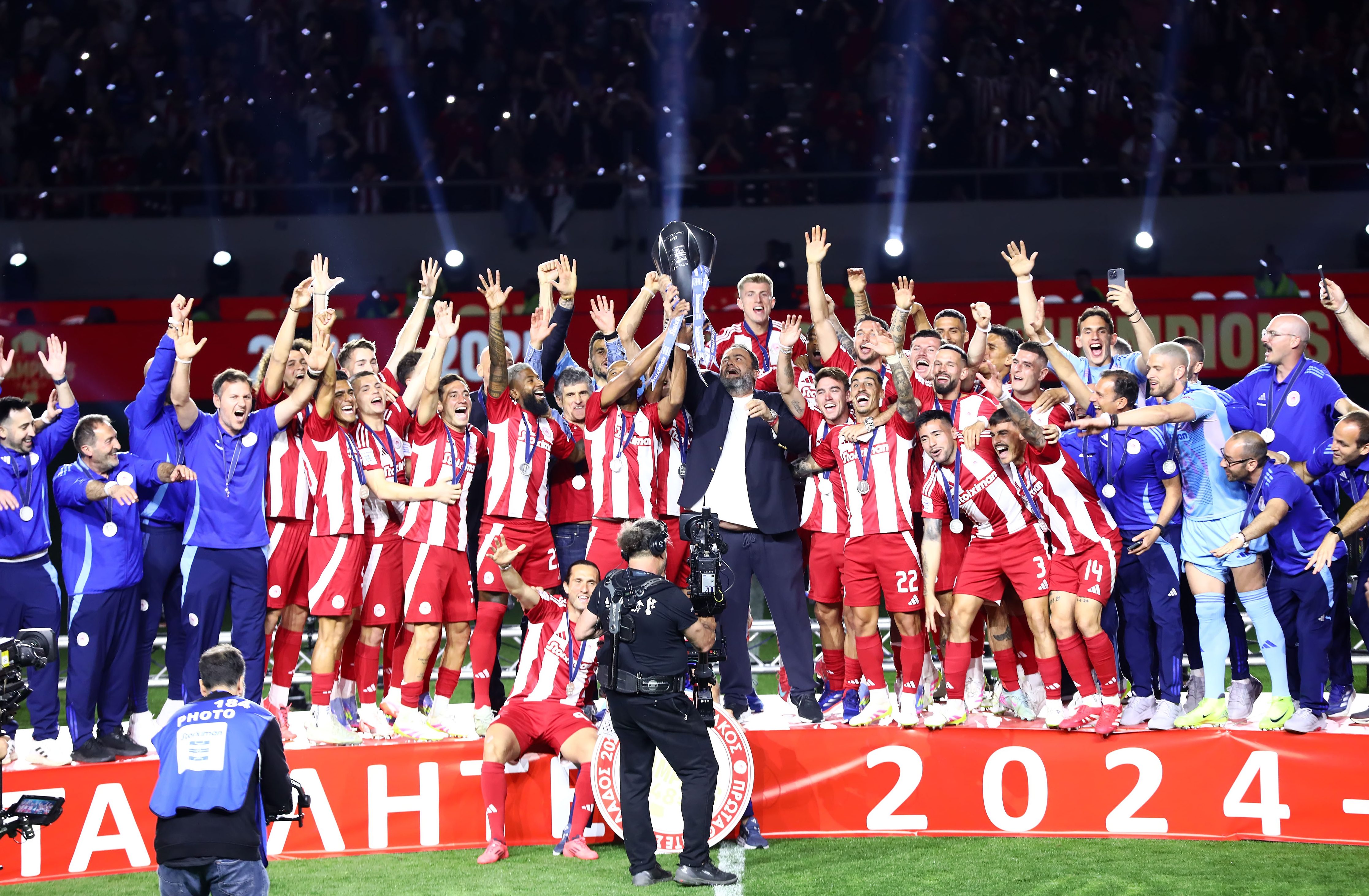 Ολυμπιακός: Η φιέστα των πρωταθλητών –  Σήκωσε το 48ο πρωτάθλημα της ιστορίας του