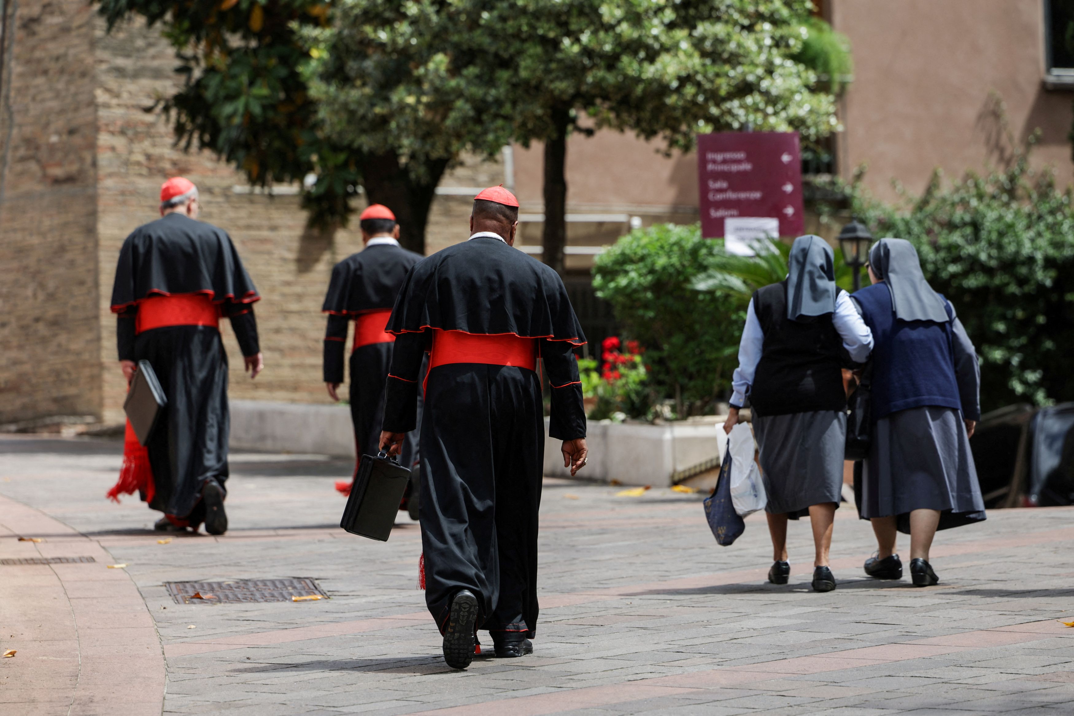 Βατικανό: Διακοπή τηλεφωνικών επικοινωνιών ως την εκλογή του νέου Πάπα