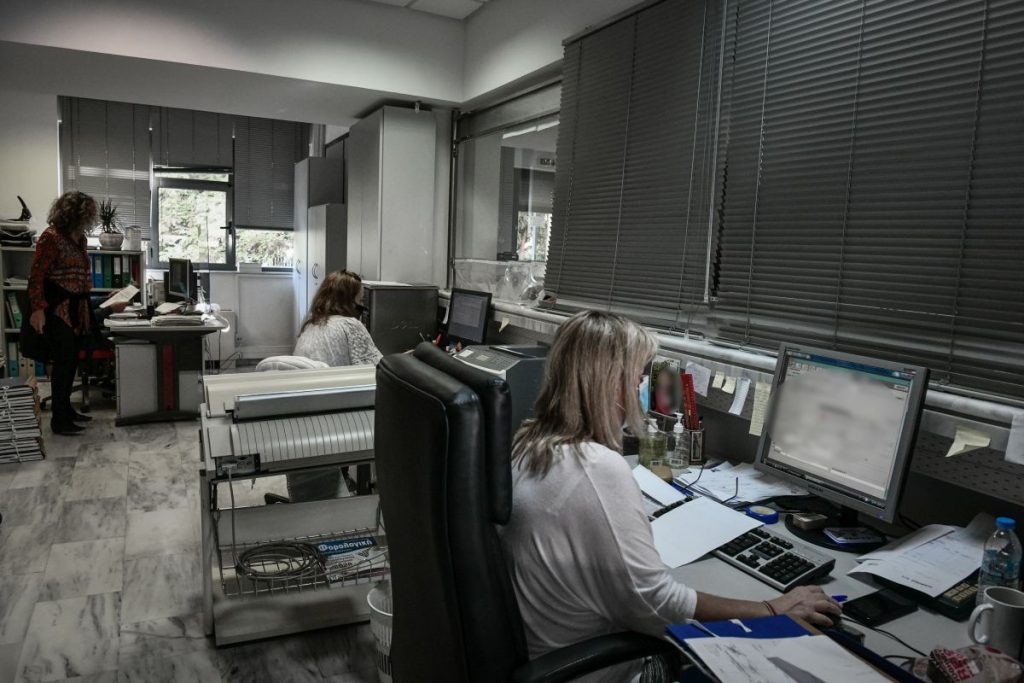 Συντάξεις: «Ρεκόρ» αιτήσεων «απογυμνώνει» το Δημόσιο – Πόσοι και από πού αποχωρούν