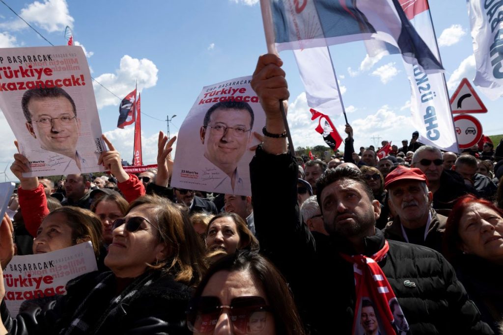 Ιμάμογλου: Πίσω από τα σίδερα αλλά μπροστά από τον Ερντογάν στις δημοσκοπήσεις