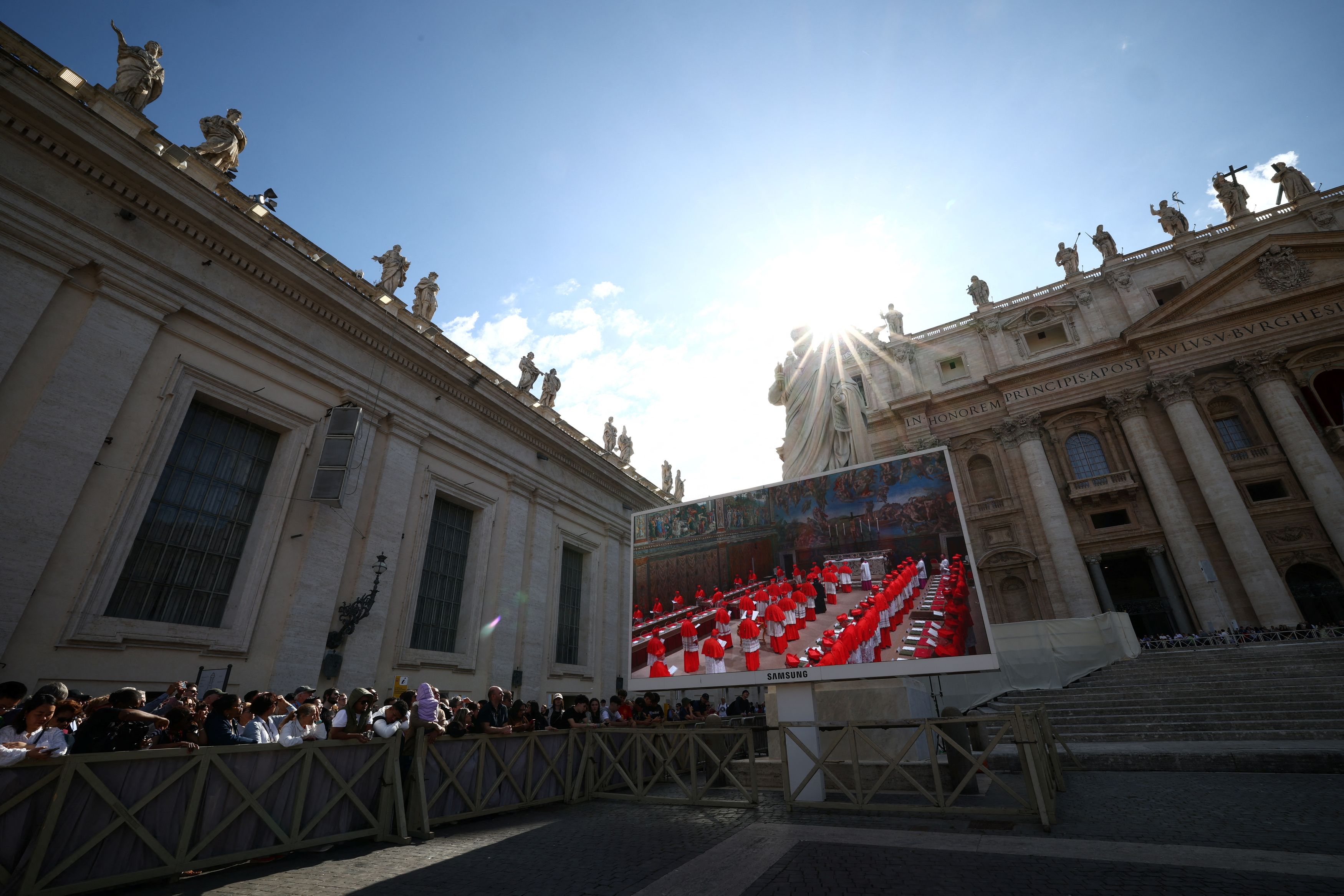 Ζωντανή εικόνα από το Βατικανό: Άρχισε η διαδικασία εκλογής του Πάπα
