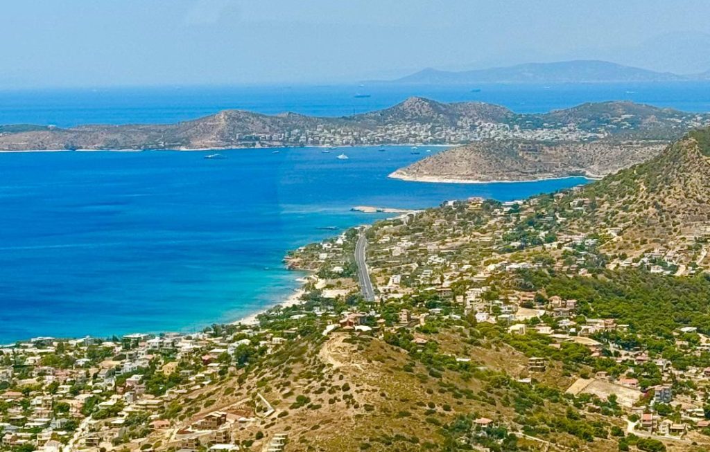 Αθηναϊκή Ριβιέρα: Οι μνηστήρες των ακινήτων της παραλιακής – Από πού κρατά η σκούφια τους