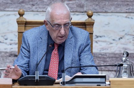 Με λογοπαίγνιο σχολιάζει ο ΠτΒ τις πεζοδρομιακές εκφράσεις στη Βουλή