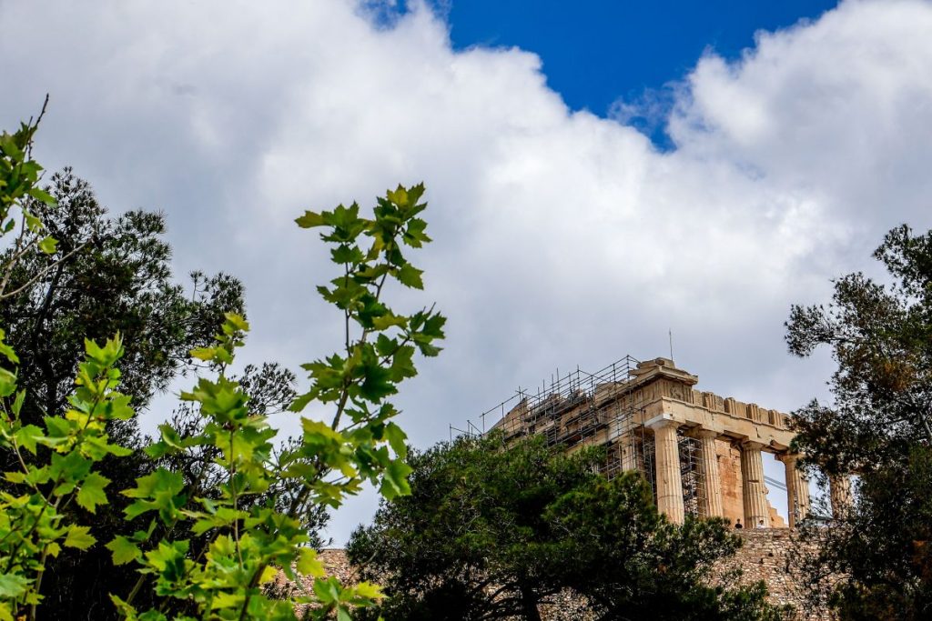 Καιρός: Χωρισμένη στα δύο η χώρα – Καταιγίδες, πλημμύρες και 32°C