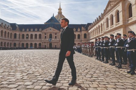 Γαλλία: Ακροβασίες Μακρόν στα αδιέξοδα