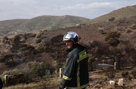 Φωτιά κοντά σε εκκλησία στο Μαρκόπουλο – Eνισχύθηκαν οι δυνάμεις – Εκτροπές κυκλοφορίας