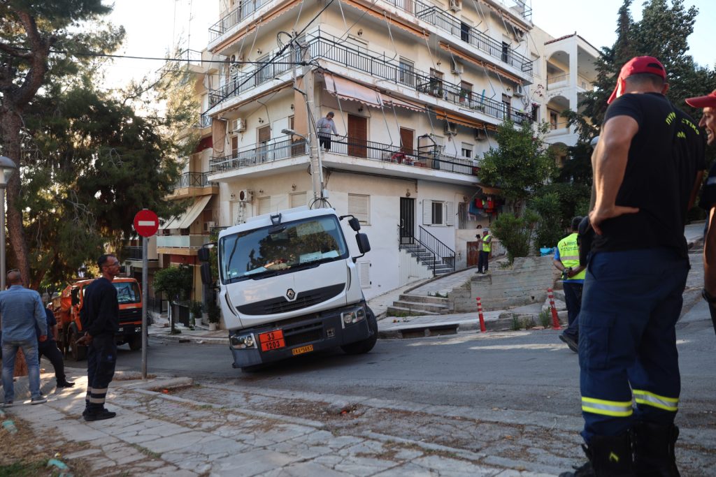 Κερατσίνι: Βυτιοφόρο προσέκρουσε σε κολώνα του ΔΕΔΔΗΕ – Κλειστοί δρόμοι
