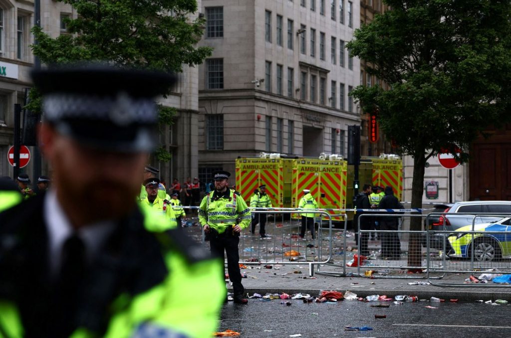 Συναγερμός στο Λίβερπουλ: Αυτοκίνητο έπεσε σε πλήθος – Συνελήφθη ο δράστης