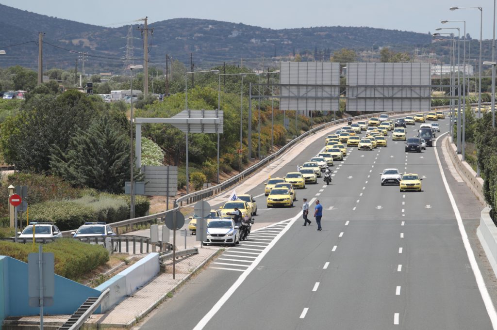 Αττική Οδός – Βίντεο: Η στιγμή που μοτοσικλετιστής παρασέρνει αστυνομικό σε έλεγχο κυκλοφορίας
