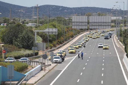 Αττική Οδός – Βίντεο: Η στιγμή που μοτοσικλετιστής παρασέρνει αστυνομικό σε έλεγχο κυκλοφορίας