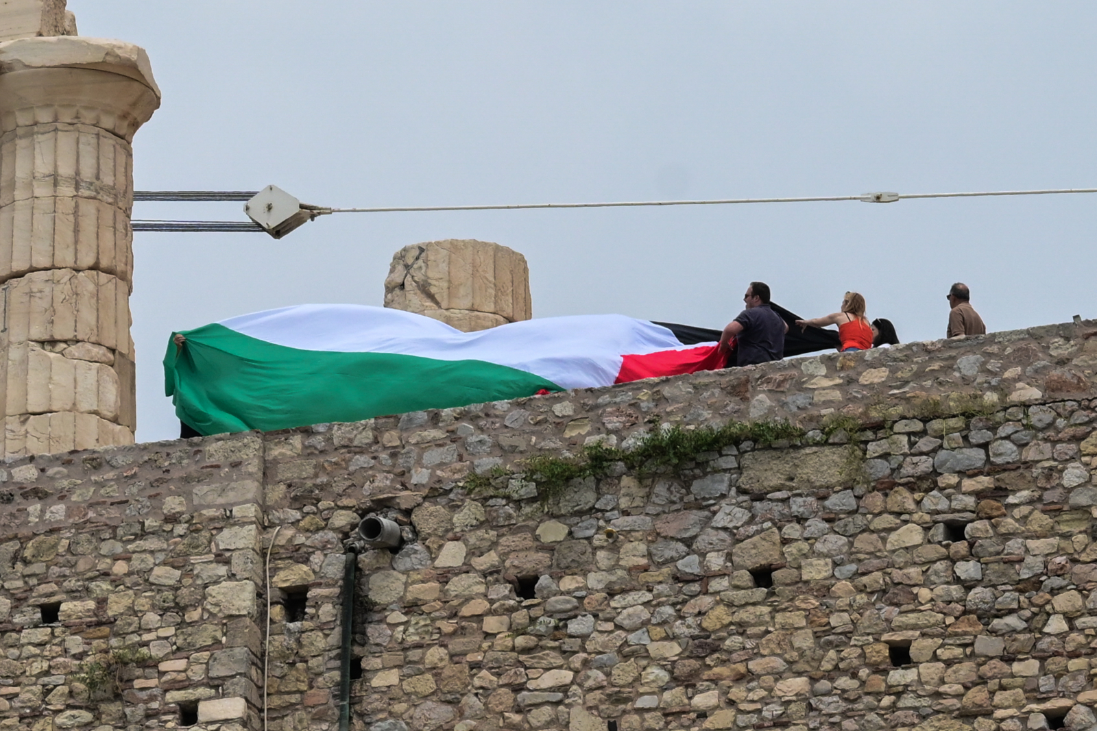 Προσήγαγαν ακτιβιστές της Νέας Αριστεράς για σημαία της Παλαιστίνης στην Ακρόπολη