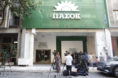 ΠαΣοΚ: Η πρώτη αντίδραση στις δημοσκοπήσεις και η ερμηνεία της Χαριλάου Τρικούπη