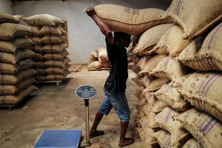 Agromafia: Πώς λειτουργούν οι ιταλικές «Μανωλάδες» – «Σκλαβοπάζαρο» με θύματα εργάτες γης