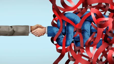 «Εγώ, ο δημόσιος υπάλληλος»: Ποιος φταίει και ποιος πληρώνει;