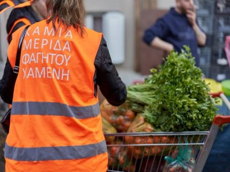 «Μπορούμε στη Λαϊκή»: Μια αλυσίδα αλληλεγγύης στην καρδιά της αγοράς