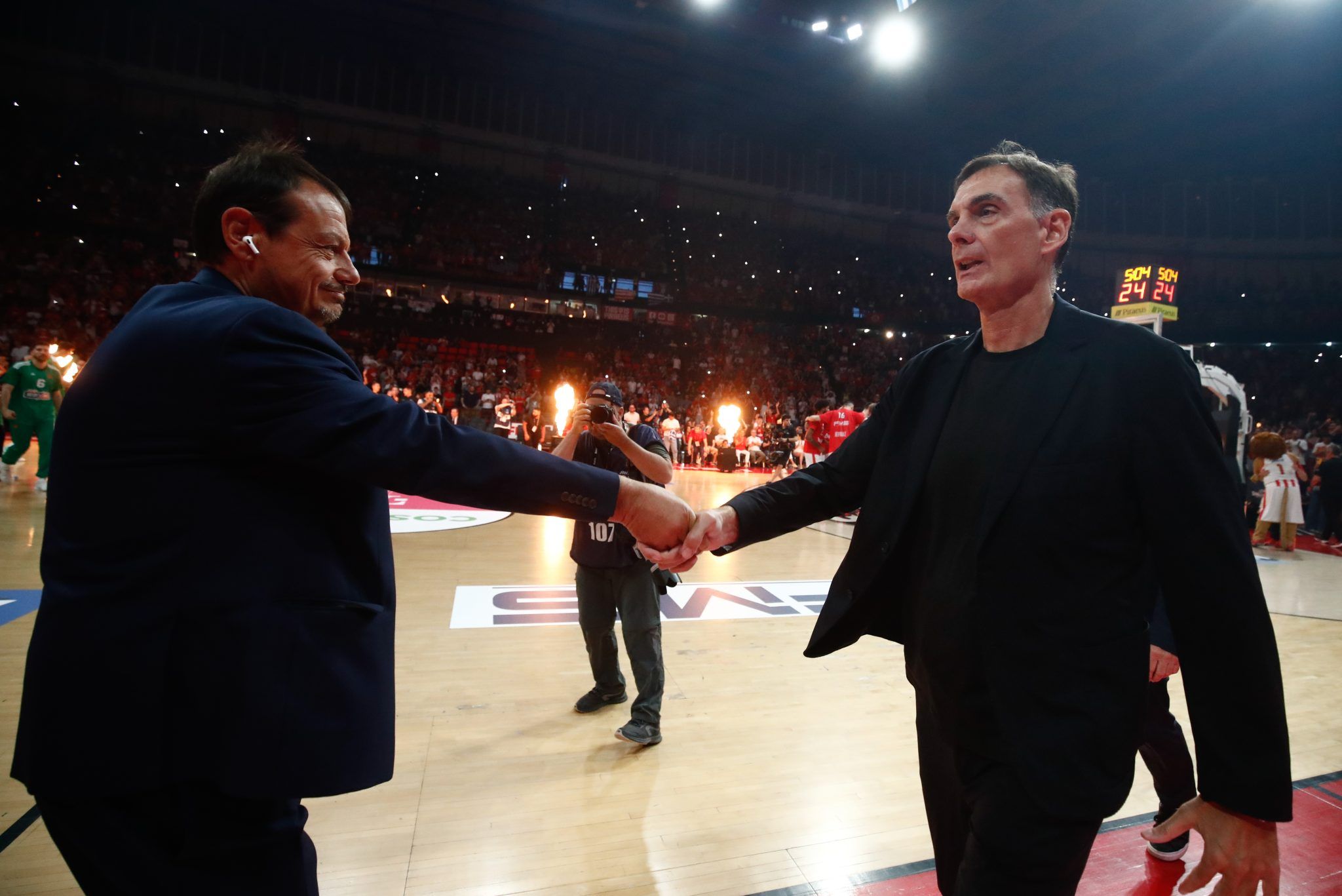 Η χειραψία του Μπαρτζώκα με τον Αταμάν πριν το τζάμπολ