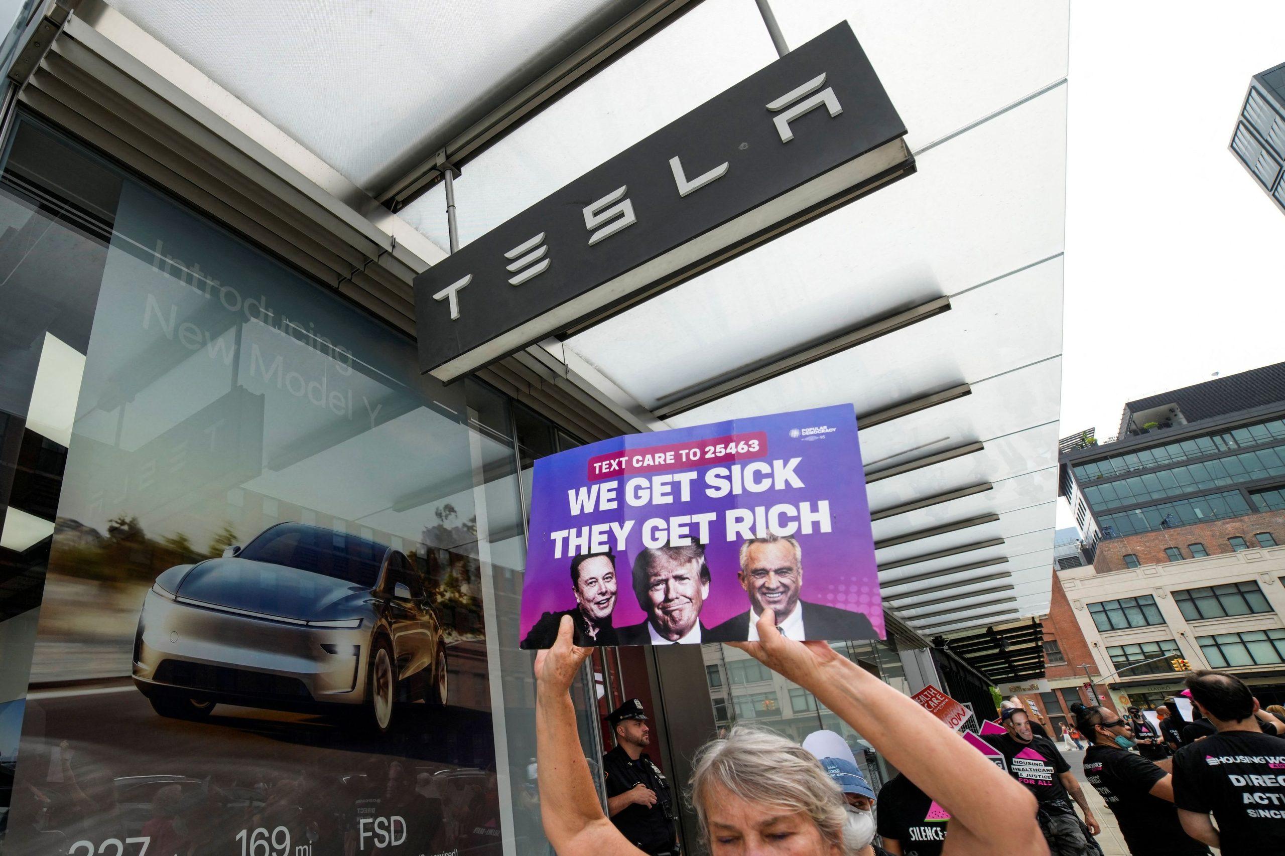 O Μασκ έφυγε από το DOGE, οι αντιδράσεις κατά της Tesla έμειναν