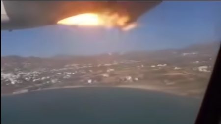 Νάξος: Η στιγμή που πιάνει φωτιά ο κινητήρας αεροσκάφους – Δείτε βίντεο