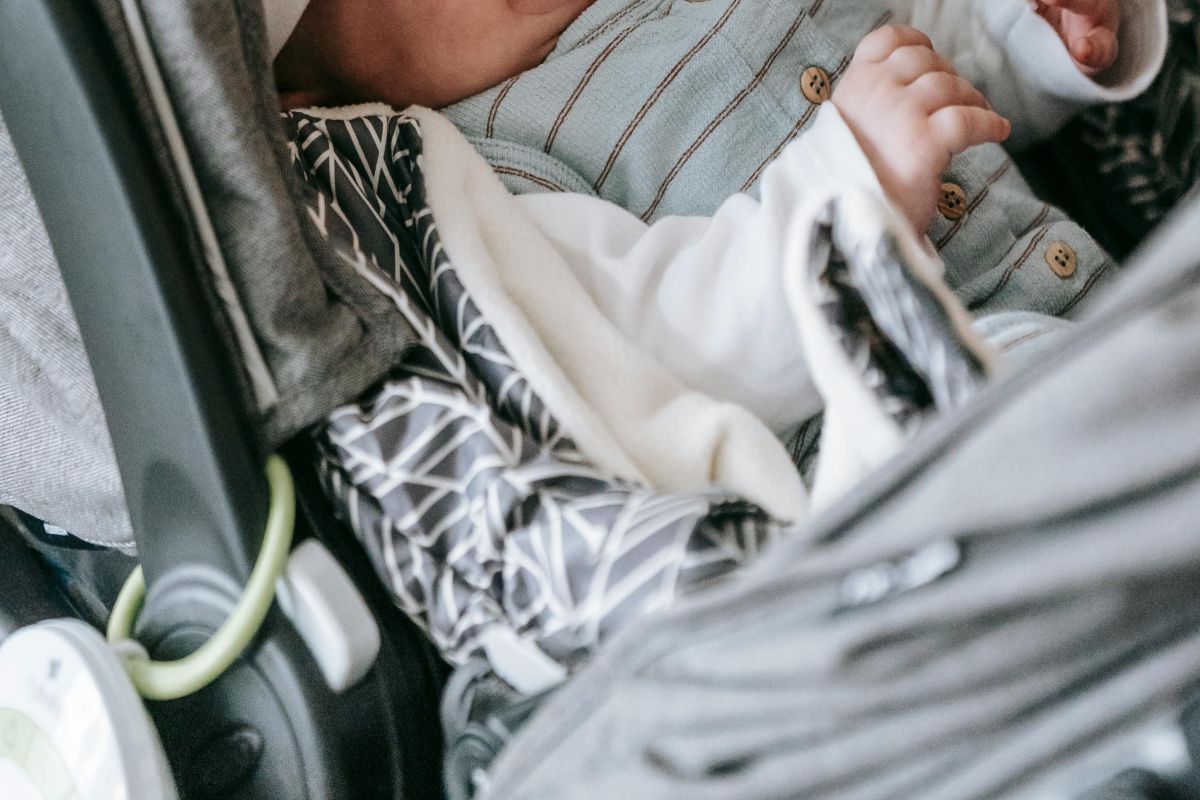 «Πήγαν για μπάνιο και άφησαν το μωρό στο αμάξι» – Τι ερευνά η Αστυνομία