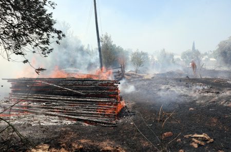 Φωτιά στο Κάτω Χαλάνδρι, σηκώθηκε και ελικόπτερο