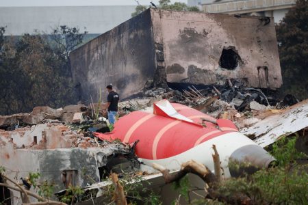 Συντριβή αεροσκάφους στην Ινδία. Εντοπίστηκε το ένα από δύο μαύρα κουτιά – Θρήνος για τους νεκρούς