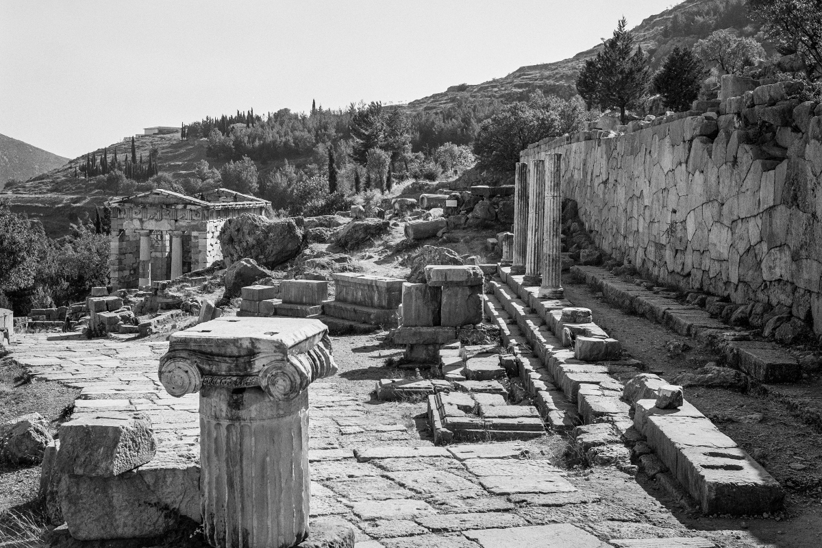 Ασπρόμαυρο προσκύνημα στους Δελφούς