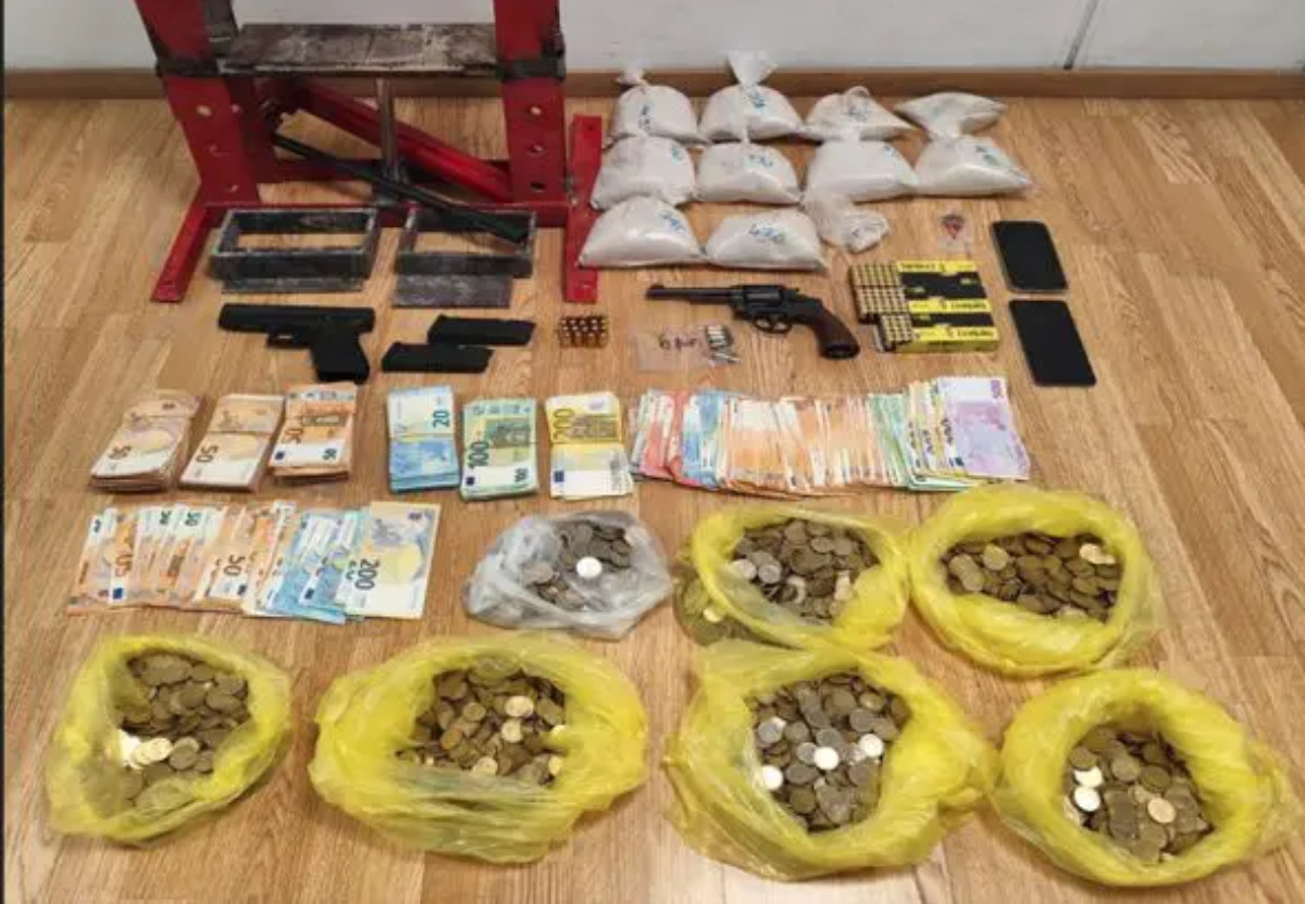 Επιχείρηση της ΕΛ.ΑΣ. στη Δυτική Αττική: Βρέθηκαν όπλα, ναρκωτικά και χιλιάδες ευρώ [Βίντεο]