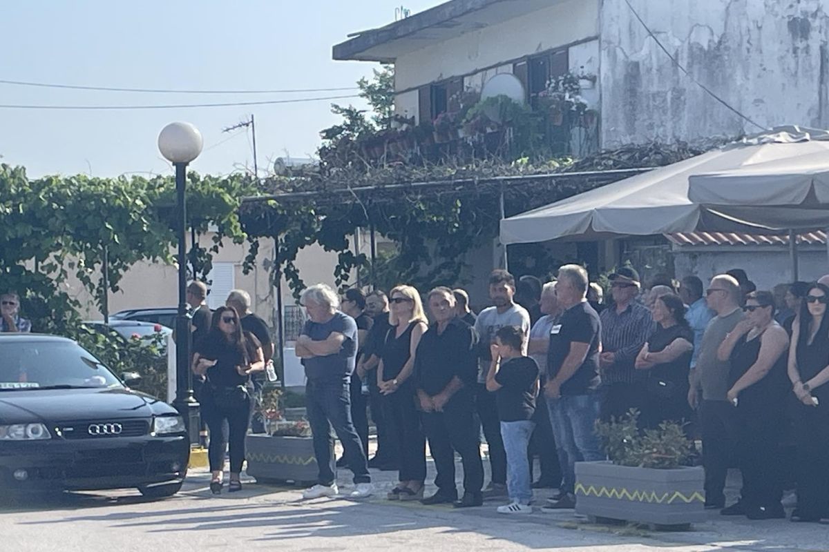 Συγκίνηση στην κηδεία του 14χρονου Σπύρου στην Άρτα