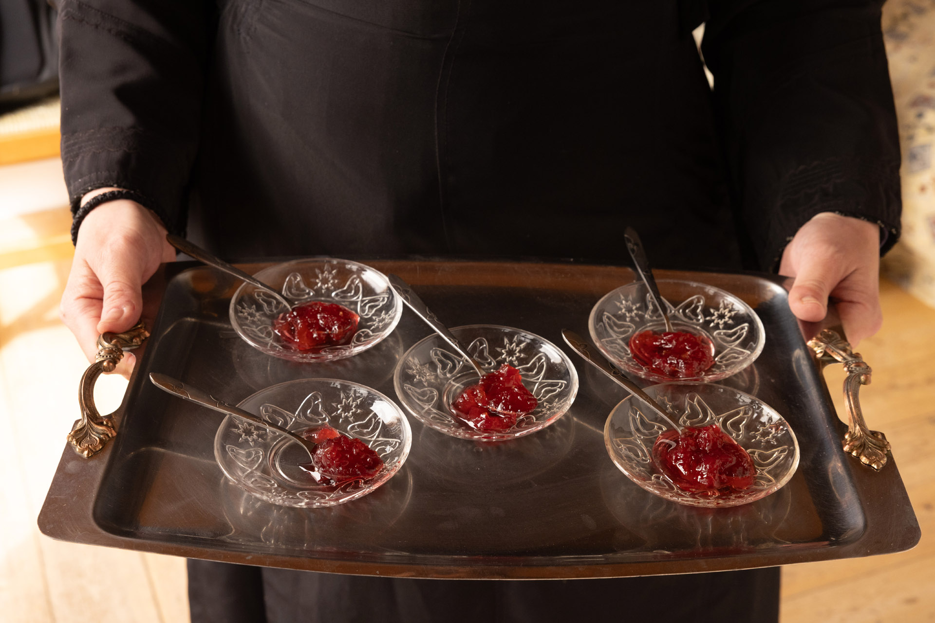 Δύο μοναχοί στον Φενεό προσφέρουν το πιο ωραίο γλυκό τριαντάφυλλο