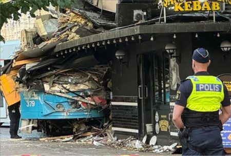 Σουηδία: Τραυματίες μετά από εκτροχιασμό τραμ – Κατέληξε σε κεμπαμπζτίδικο