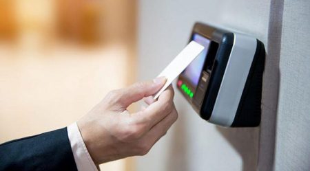 Ψηφιακή κάρτα εργασίας παντού το 2026 – Πόσο αυξήθηκαν οι δηλωμένες υπερωρίες