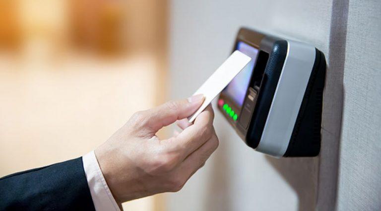 Ψηφιακή κάρτα εργασίας παντού το 2026 – Πόσο αυξήθηκαν οι δηλωμένες υπερωρίες