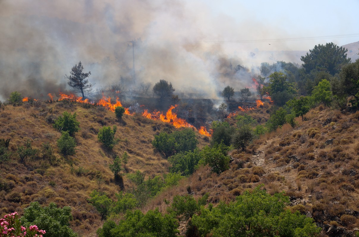Φωτιά στη Ρόδο, ισχυρές δυνάμεις επιχειρούν στο σημείο