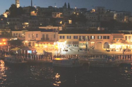 Ιχθυοκαλλιέργειες: Ανθρώπινη αλυσίδα και ενημερωτική εκδήλωση στον Πόρο για τις επιπτώσεις τους