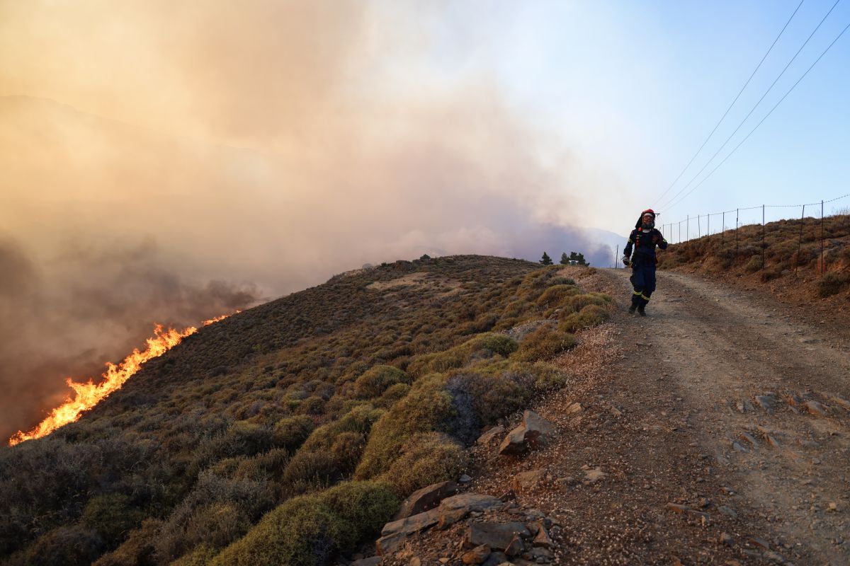 Χίος: Πύρινη κόλαση και νέο μήνυμα του 112 – Χωρίς ρεύμα πολλές περιοχές