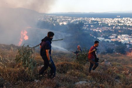 Φωτιά τώρα στην Κεφαλονιά: Επιχειρούν κι εναέρια, καλούν σε εκκένωση