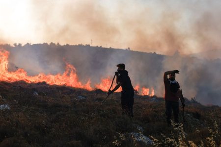 Φωτιά στην Οινόη: Μήνυμα από το 112, διακοπή κυκλοφορίας