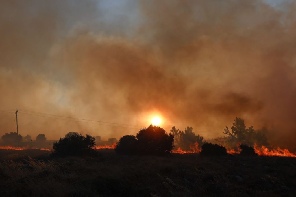 Φωτιά στη Σητεία: Σε απόσταση αναπνοής από το Καρύδι οι φλόγες – Ανεξέλεγκτο το μέτωπο | Επικαιρότητα στο PlusTV.gr