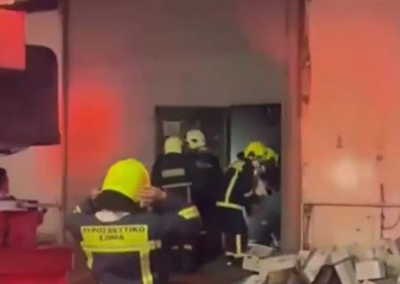 Φωτιά στον Κολωνό: Μεγάλες ζημιές σε επιχείρηση με υπολογιστές και κινητά