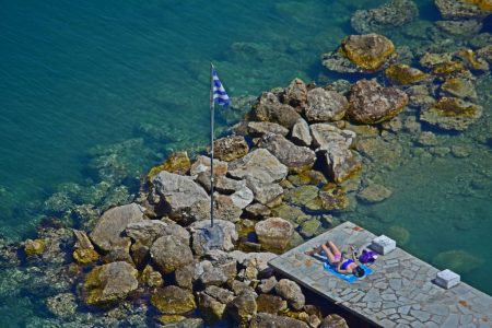 Βγήκε από τη θάλασσα γυμνός και πήγε να βιάσει τουρίστρια