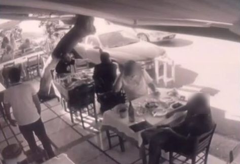 Θεσσαλονίκη: Έβγαλε σπαθί και πήγε να μαχαιρώσει θαμώνα σε ταβέρνα