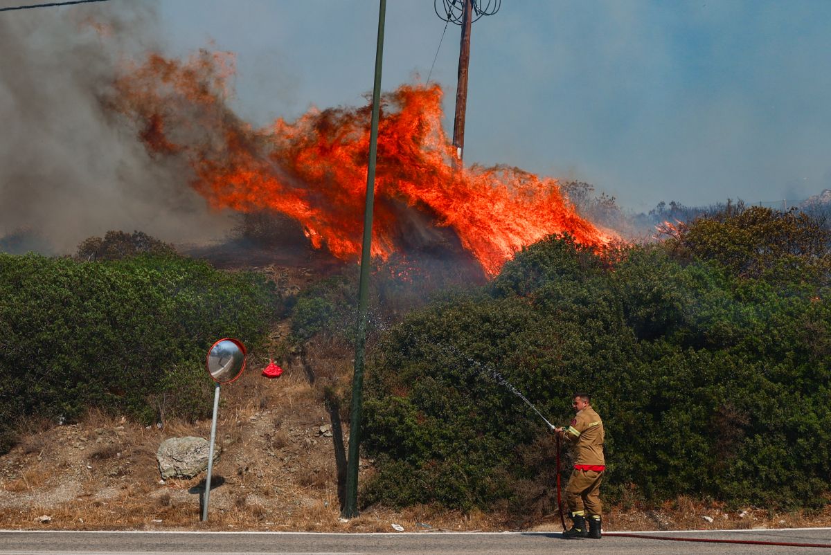 Φωτιά στην Παλαιά Φώκαια: Έρευνες για εμπρησμό – Η ενημέρωση της Πυροσβεστικής