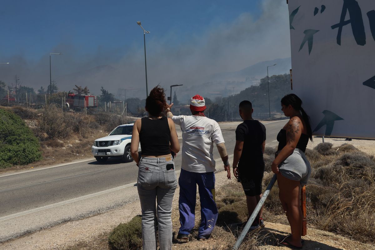 Παλαιά Φώκαια: Οριοθετήθηκε η φωτιά, σε επιφυλακή για αναζωπυρώσεις
