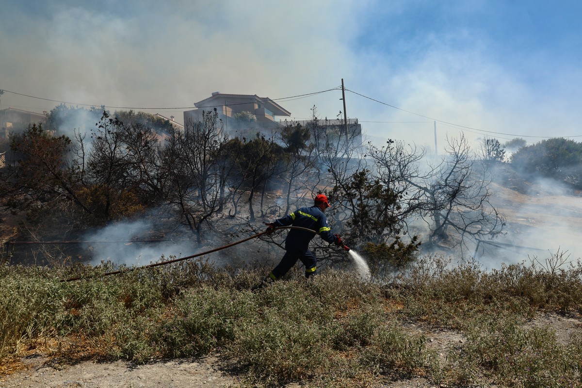 Ομάδα «Flame» για τη φωτιά στην Παλαιά Φώκαια: «Εξαιρετικά ευνοϊκές οι συνθήκες»
