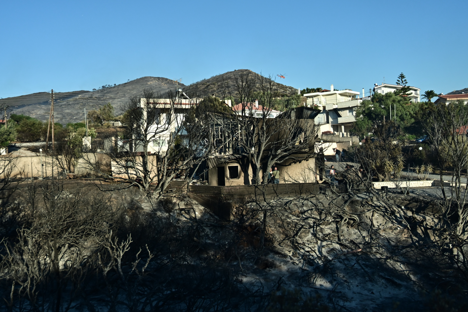 Καμένη γη στην Παλαιά Φώκαια: Σπίτια στάχτη, απεγκλωβισμοί και καταστροφές