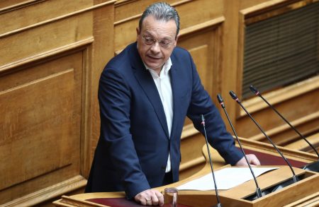 Φάμελλος κατά Πλεύρη: «Στέλεχος του ΛΑΟΣ που ζητούσε νεκρούς πρόσφυγες και μετανάστες»