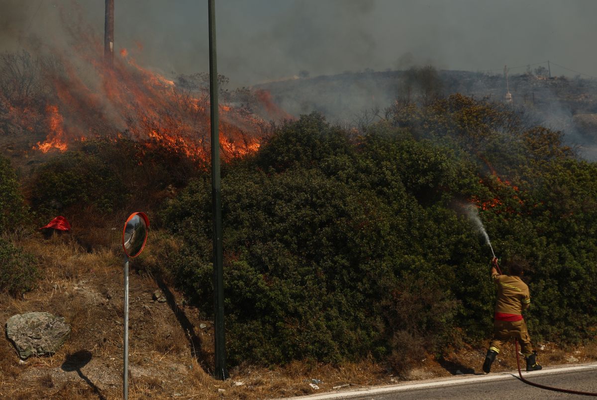 Καιρός: Θυελλώδεις άνεμοι, ακραίος κίνδυνος πυρκαγιάς και έκτακτα μέτρα – Επί ποδός οι Ένοπλες Δυνάμεις