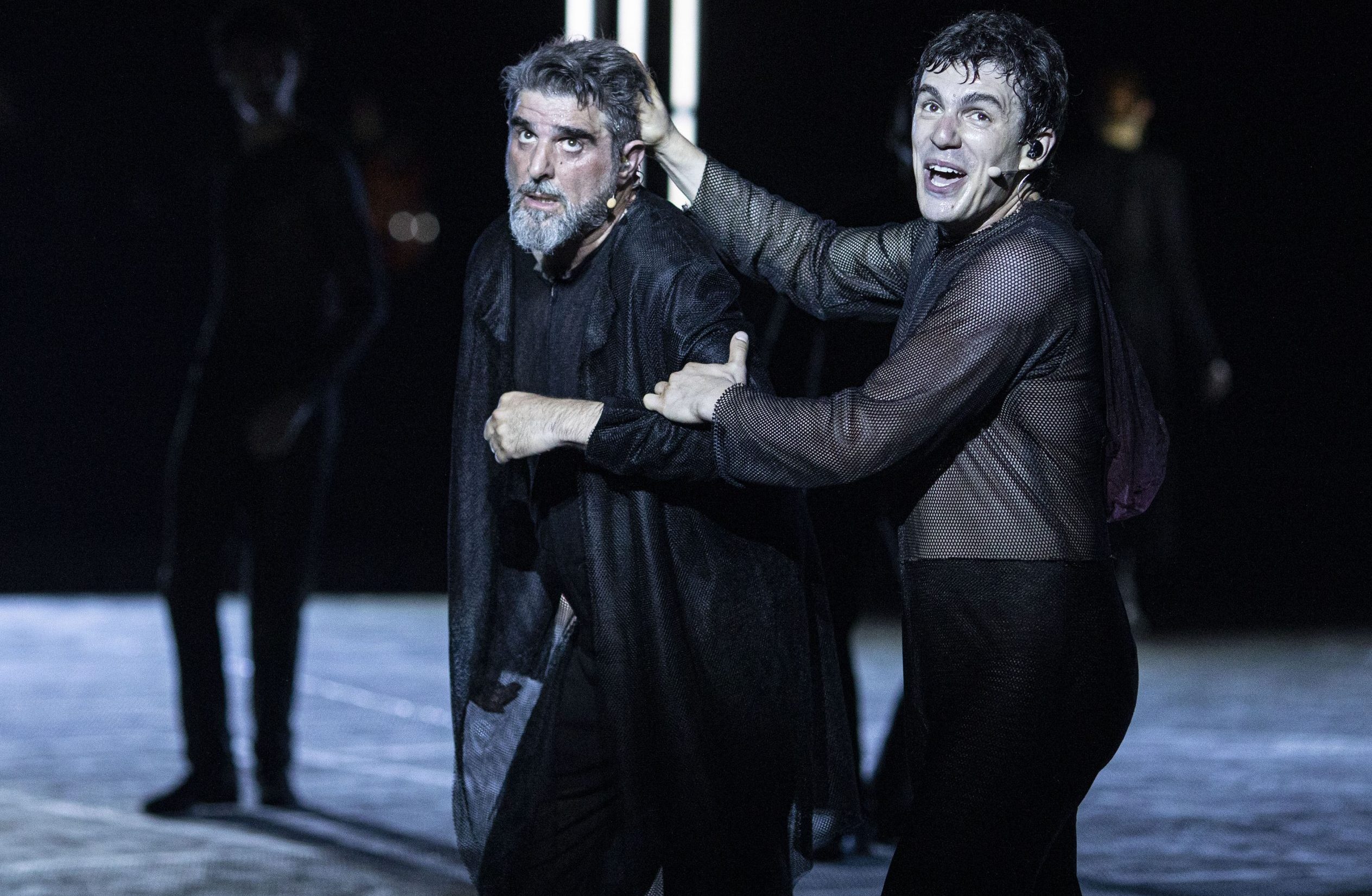 Είδαμε την «Αντιγόνη» του Ούλριχ Ράσε – Γιατί δίχασε η παράσταση στην Επίδαυρο