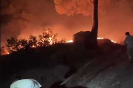 Φλέγεται η Σμύρνη – «Βρέχει» στάχτη στην Πάτμο